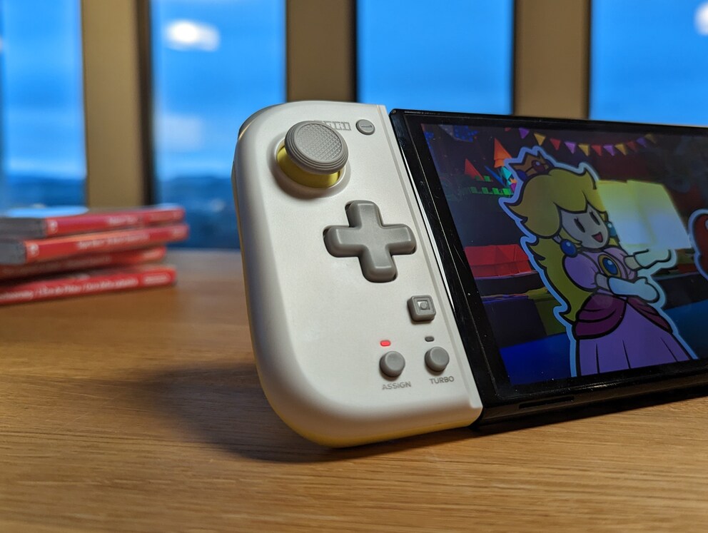 A differenza dei quattro pulsanti separati del Joy-Con sinistro, il controller Hori ha un vero e proprio pad direzionale integrato.