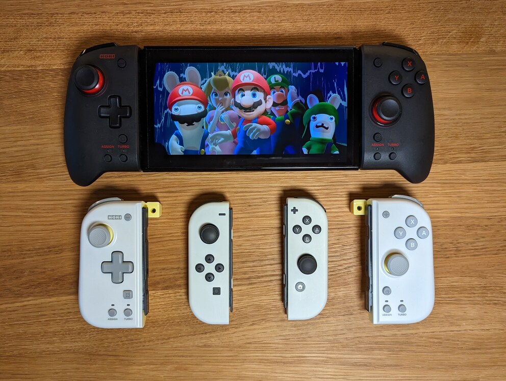 Lo Split Pad Pro (in alto) a confronto con lo Split Pad Compact e i Joy-Con (in basso).