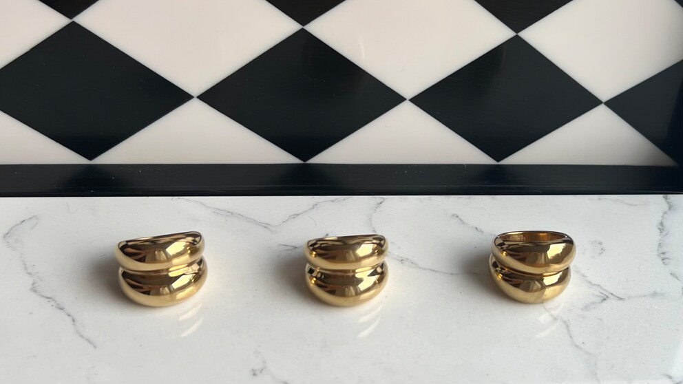L'anello a sinistra non è mai stato indossato. Quello al centro è stato indossato per poco meno di tre mesi e quello a destra per un anno.