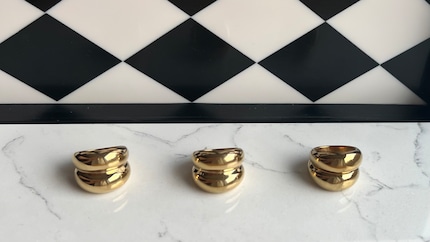 L'anello a sinistra non è mai stato indossato. Quello al centro è stato indossato per poco meno di tre mesi e quello a destra per un anno.