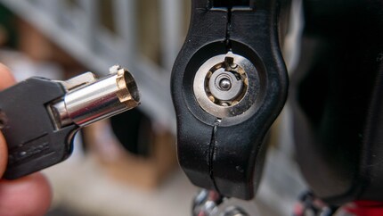 The tubular lock of the Street Cuff is no challenge for skilled thieves.