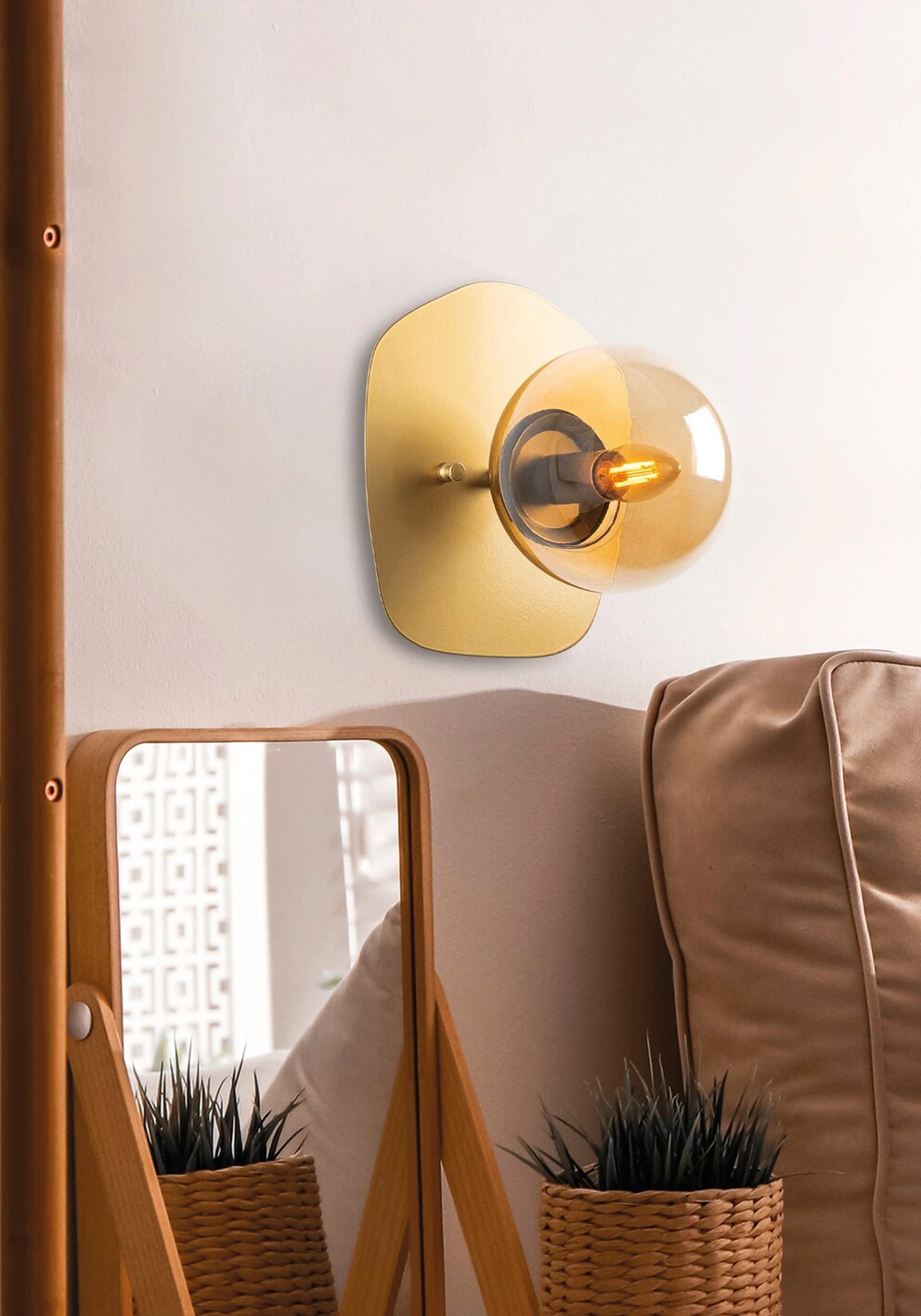 This rounded, golden glass lamp is called Pia.