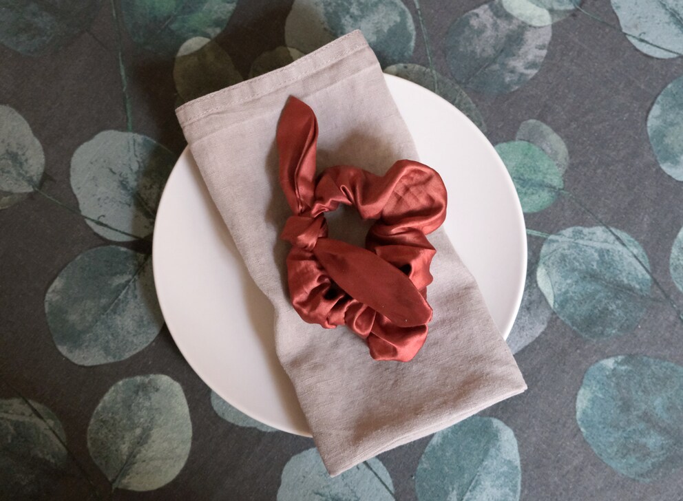Hair ties are easily transformed into beautiful napkin rings.