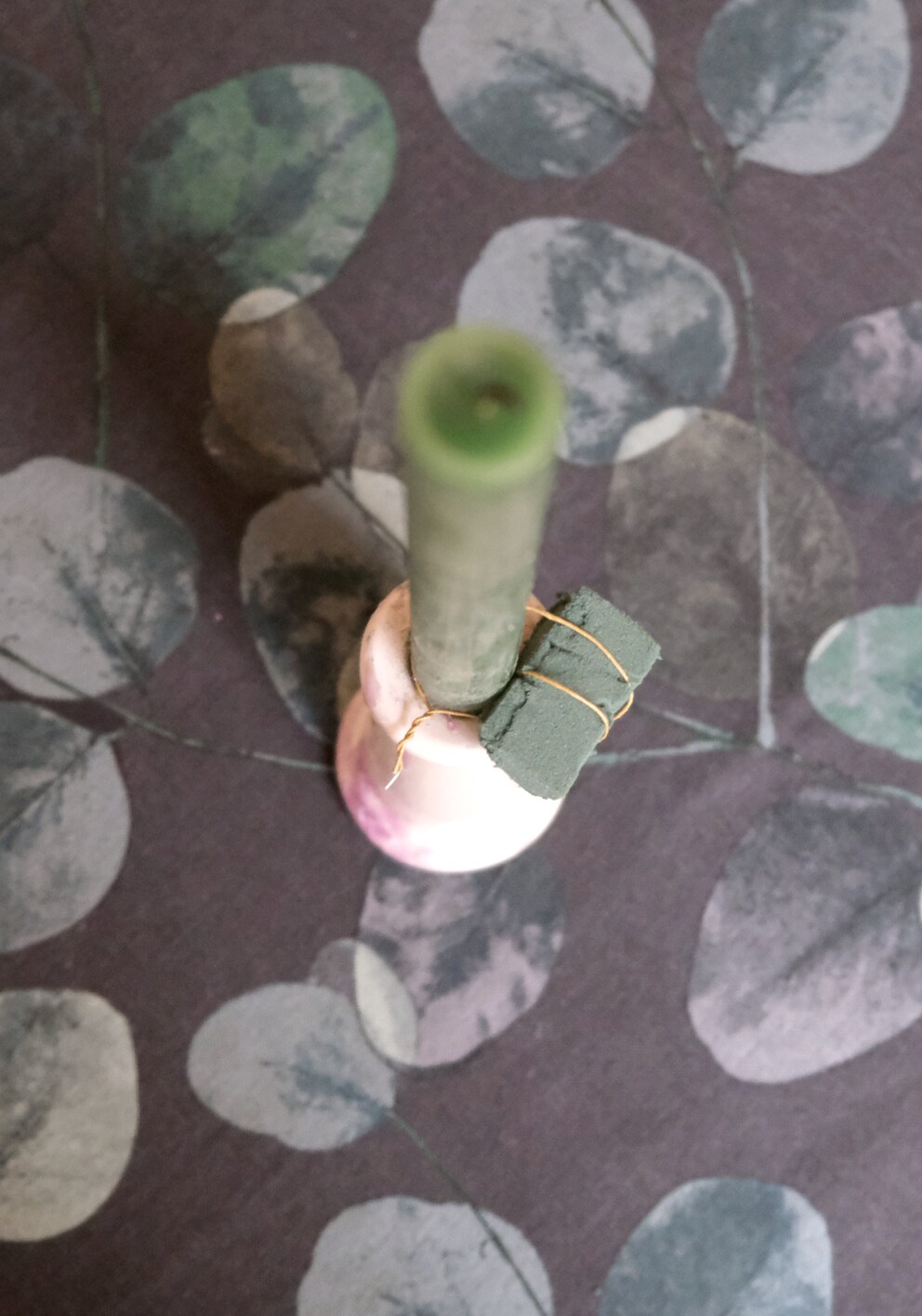 Even simple candlesticks can be pimped with flowers.
