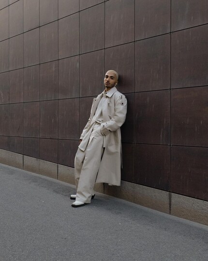 Le photographe Rami Hanna dans un élégant ensemble blanc crème.