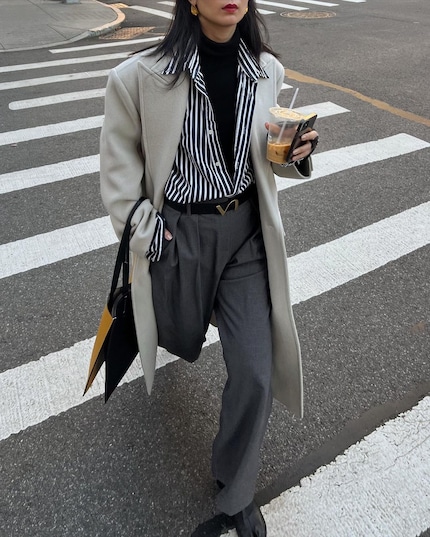 L’influenceuse Caroline Lin dans un look superposé smart casual.