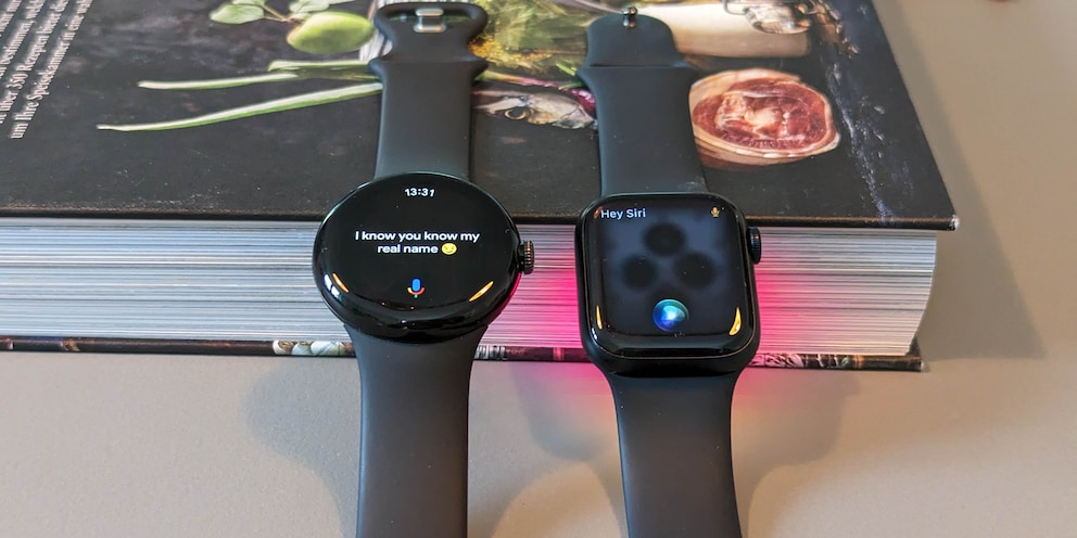 Les deux montres peuvent être contrôlées par leurs assistants vocaux respectifs.