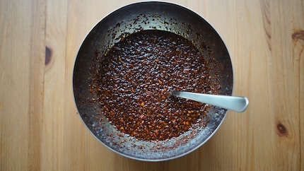 Mescola l'olio caldo con i fiocchi di peperoncino.