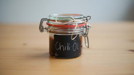Decorare i bicchieri è stato più difficile che preparare l’olio.