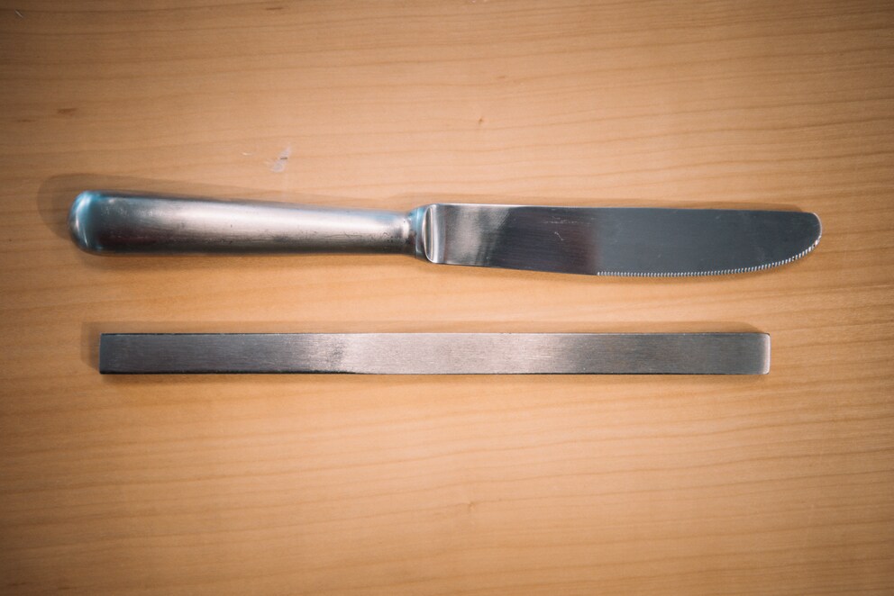 Das Monoblockmesser besteht aus einem Stück Stahl, das in Form gepresst wird.