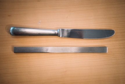 Il coltello monoblocco è costituito da un unico pezzo di acciaio pressato in forma.