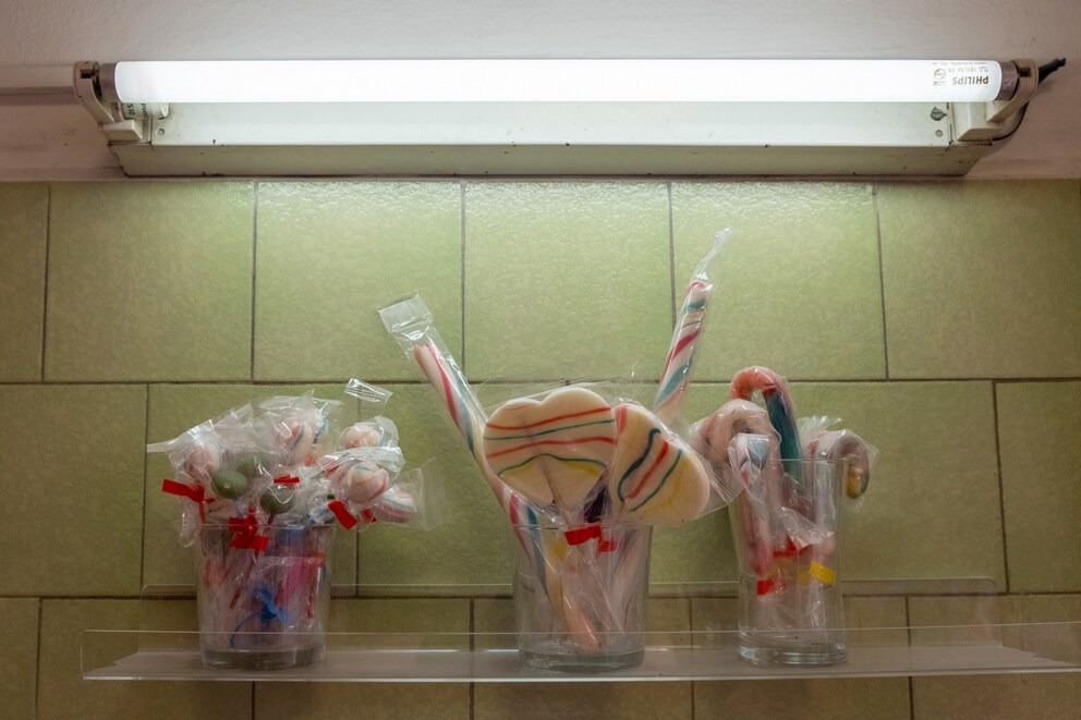 Auch Lollipops und Zuckerstangen hat «Bombondžija» im Sortiment.