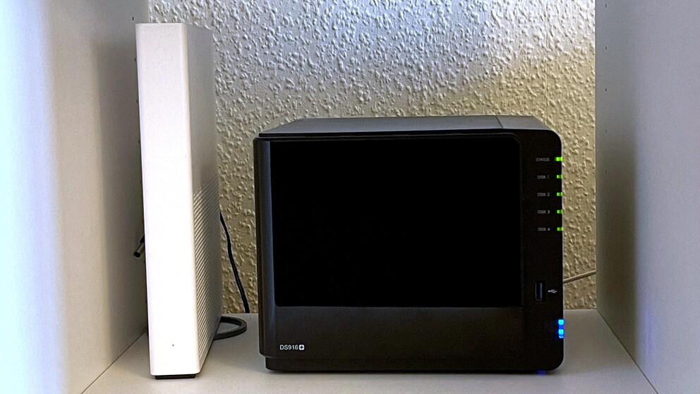 Im Zentrum: Meine Synology DS916+ steht im Wohnzimmer.