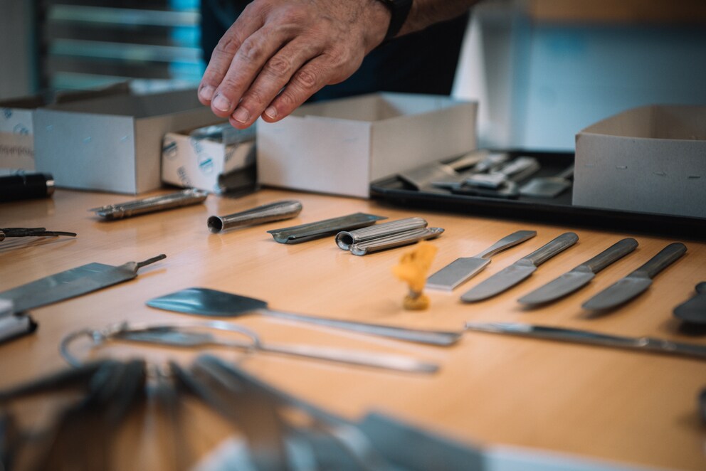 Verschiedene Teile eines Hohlheftmessers.