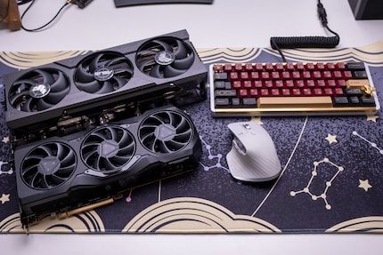Im Tierreich müsste sich die Radeon RX 7900 XTX (unten) von der GeForce RTX 4080 (oben) verstecken.