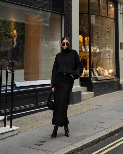 L'influencer Ivona Zupet abbina la sua maxi gonna a stivali alti e a un dolcevita largo.