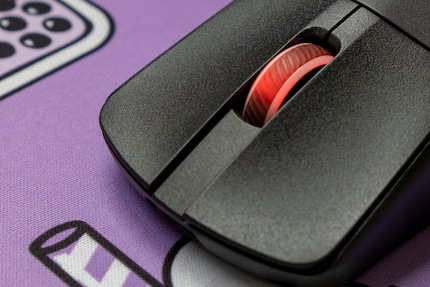 Seule la molette de la souris de l’Asus ROG Harpe Ace Aim Lab Edition est éclairée.