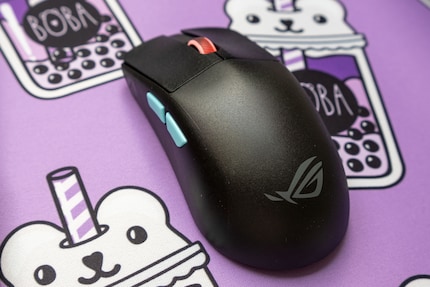 Les traces de doigts sont à peine visibles sur l’Asus ROG Harpe Ace Aim Lab Edition.