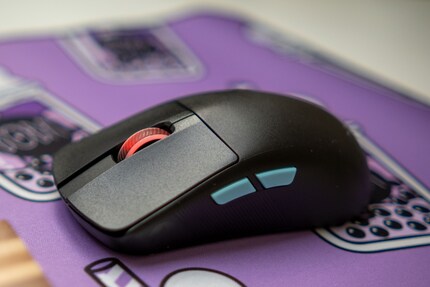 Les touches latérales de l’Asus ROG Harpe Ace Aim Lab Edition se distinguent.