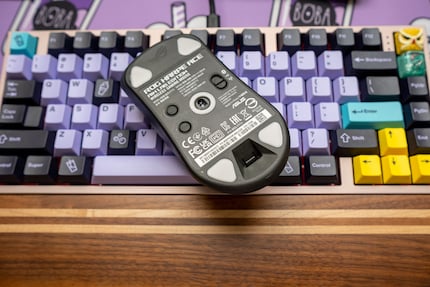 Grâce à ses cinq patins de glissement, l’Asus ROG Harpe Ace Aim Lab Edition glisse presque sans heurt sur la table.