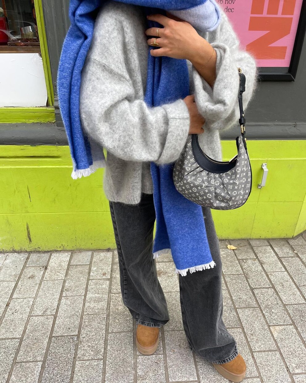 Eine beliebte Kombi: Tiefe Uggs und weite Jeans.