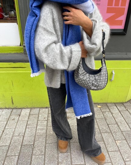 Eine beliebte Kombi: Tiefe Uggs und weite Jeans.