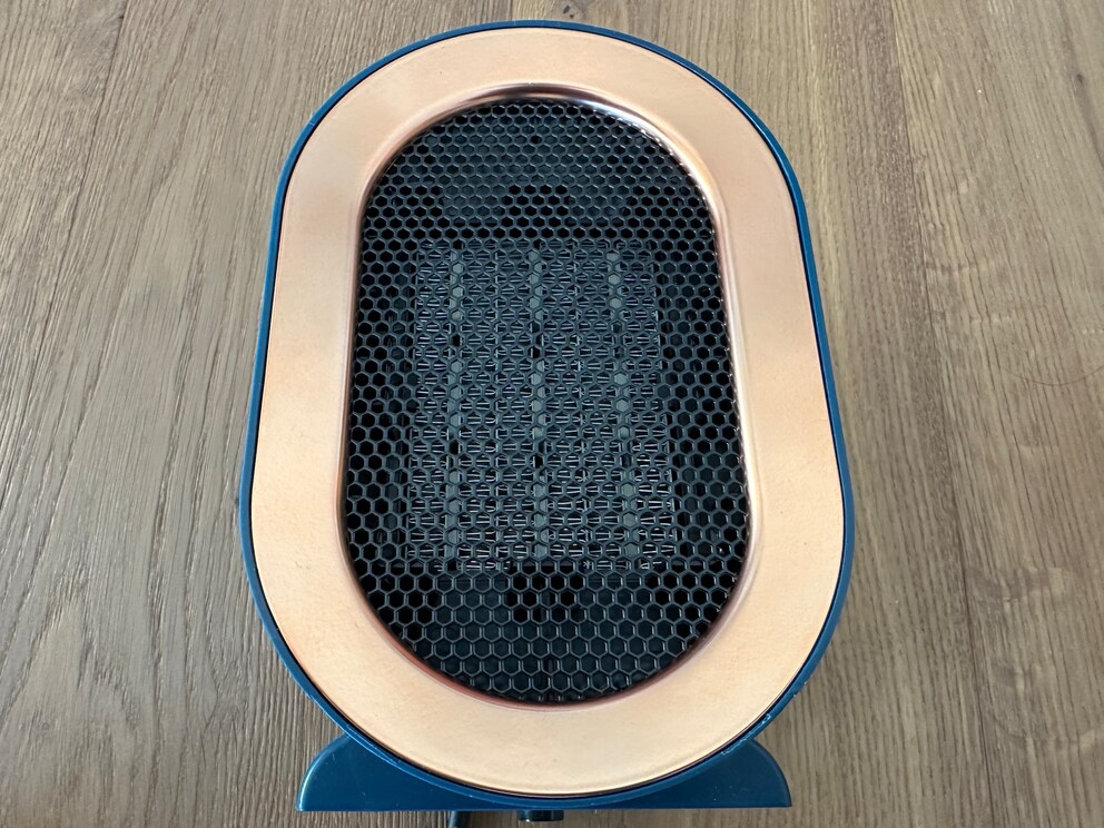 Le Boldr de face : un anneau de couleur laiton autour de la grille d’aération lui confère une certaine élégance