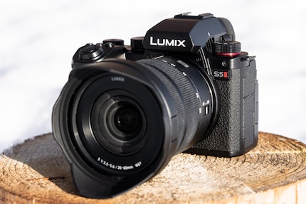 Al momento del lancio, l'S5II costa meno della concorrenza. Anche nel kit con il solido 20-60 mm f/3,5-5,6 è più economica, ad esempio, della nuova Canon EOS R6 Mark II.