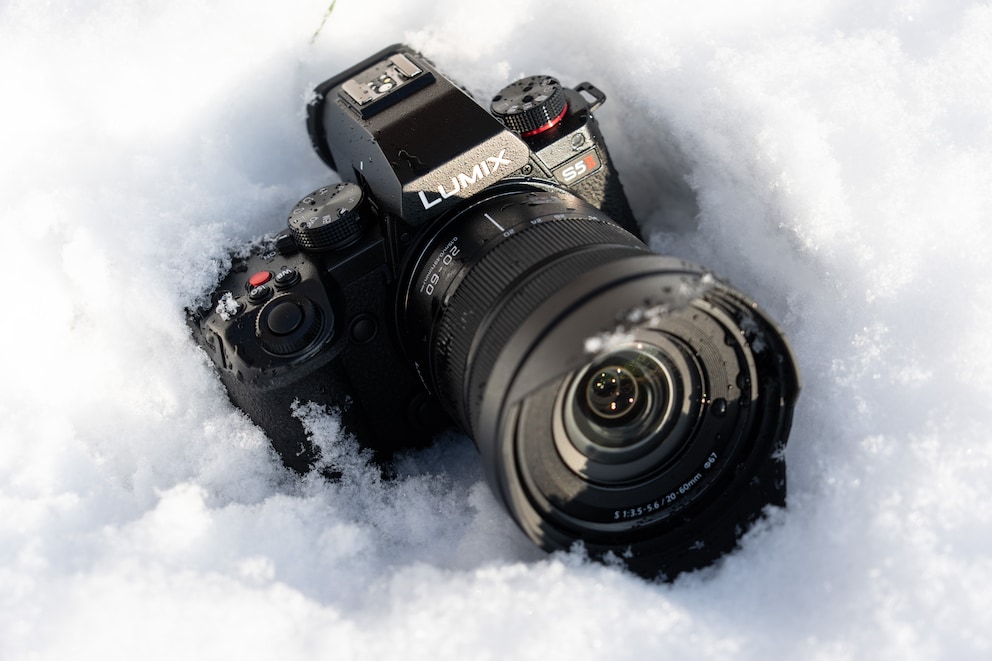 Die S5II ist «resistent gegen Spritzwasser». Das Bad im Schnee hat sie auf jeden Fall überstanden.