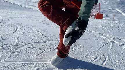 Dieser Vorgang wiederholt sich dutzendfach: die Sohle von lästigem Schnee und Eis befreien.