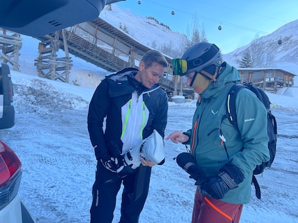 Paul erklärt mir die Funktion der Snowskates.