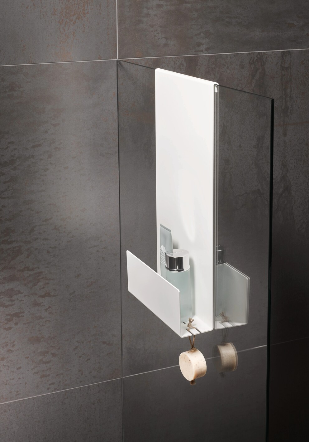 Sans trous ni colle : les tablettes de douche à suspendre sont pratiques et esthétiques. 