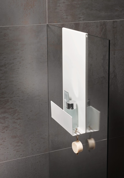 Sans trous ni colle : les tablettes de douche à suspendre sont pratiques et esthétiques. 
