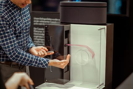 Ayrton demonstriert den Coanda-Effekt, den sich die Dyson-Ingenieure bei der Entwicklung des Airwraps zunutze gemacht haben.