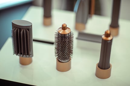 Die verbesserten Aufsätze für den Dyson Airwrap von links nach rechts: Smoothing-Bürste, Rundbürste und Lockenaufsatz.