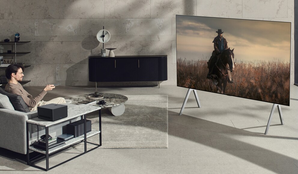 Da hat’s immer noch verdächtig wenige Kabel im Bild. Aber der LG OLED M3 schaut ganz schick aus.
