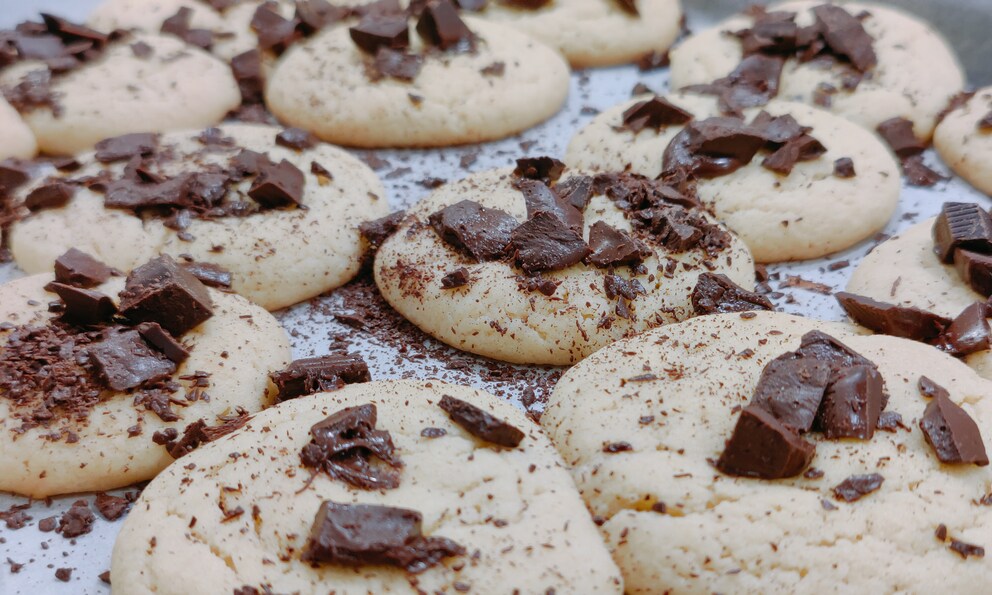 ... sondern erst danach auf die noch warmen Cookies legen, damit sie sanft reinschmelzen.
