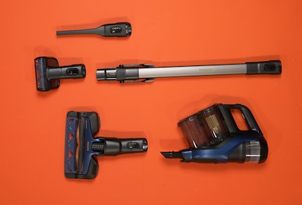 The Philips XC8045/01 Speed Pro Max’s accessories.
