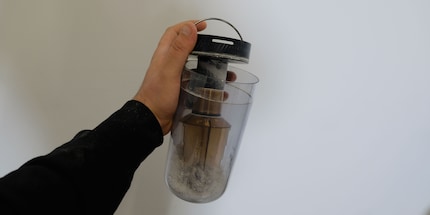 Cumbersome handling – the dust bin on the Electrolux Ultimate 800.