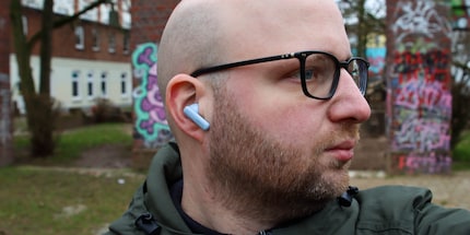 Im Ohr sitzen die Freebuds 5i bequem und hören sich gut an.
