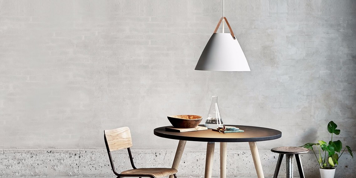 Dezenter Charme: Leuchte «Strap» von Nordlux mit Lederdetail an der Aufhängung.