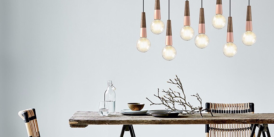 Holzelemente sind bei Skandi-Lampen äusserst beliebt. Modell: «Stripped Suspension« von Nordlux.