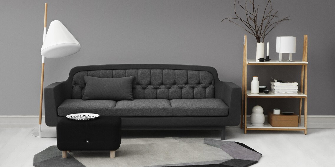 Stehleuchte «Hello» von normann COPENHAGEN ist ein Highlight fürs Wohnzimmer.