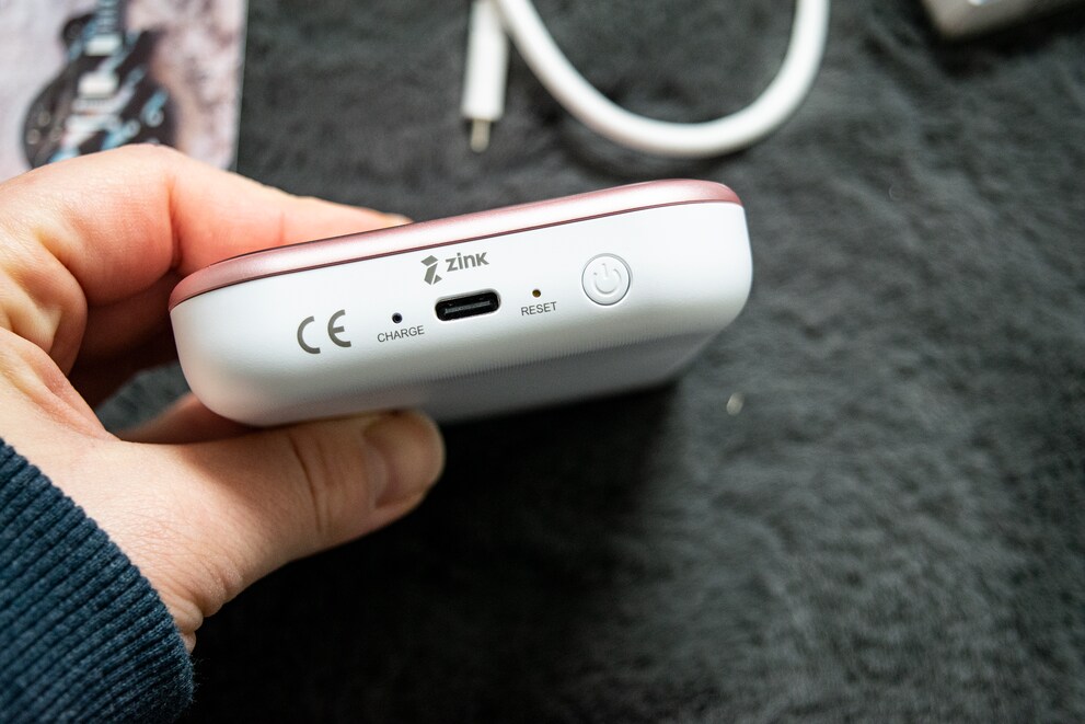 Das Gerät ist über USB-C-Anschluss rasch geladen.
