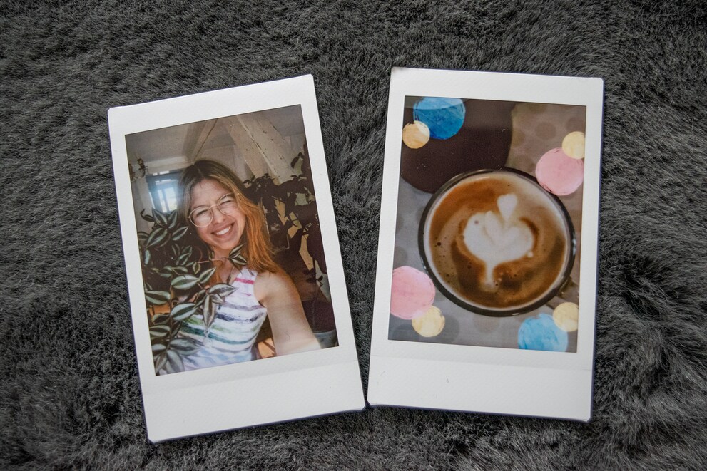 Entgegen hartnäckiger Meinungen entwickelt sich das Instax-Foto innert zwei Minuten von selbst.