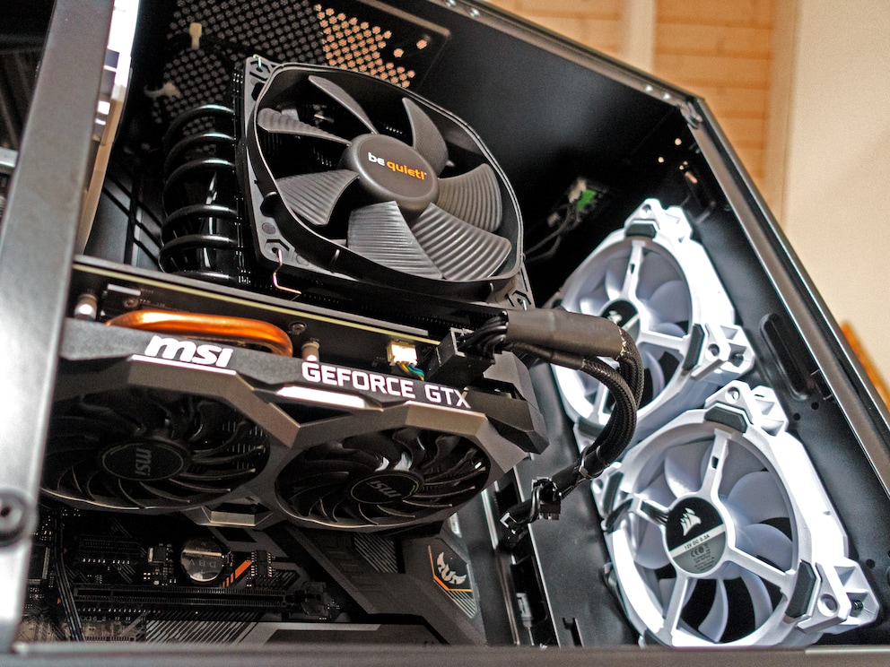 Les ventilateurs Corsair sont installés, mais leurs LED ne sont pas encore connectées.