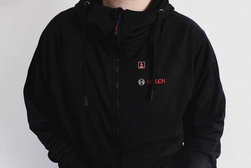 Die Jacke ist zum Glück fast ausschliesslich schwarz, glänzt mir aber ein wenig zu stark.
