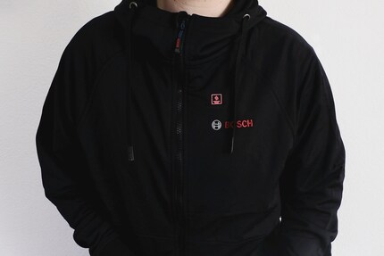 Malgré que la veste est presque exclusivement noire, elle brille un peu trop pour moi