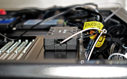 Il cavo jumper sul pin Data centrale dell'hub LED RGB (da sinistra a destra: Ground, Data, +5 volt).