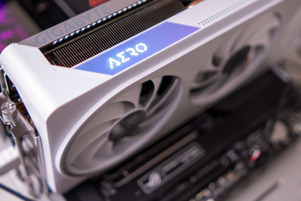 La Gigabyte GeForce RTX 4070 Ti Aero OC 12G ha solo una zona di illuminazione.
